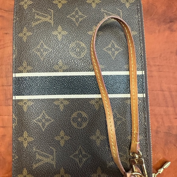 Louis Vuitton Wristlet GM - Picture 3 of 5
